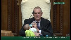 Viral: Presidente del Parlamento neozelandés da el biberón a un bebé durante sesión
