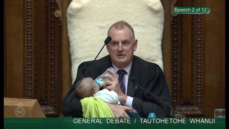 El presidente del Parlamento de Nueva Zelanda, Trevor Mallard, no dudo en acunar en brazos desde su sillón al bebé de un diputado e incluso darle el biberón durante una sesión parlamentaria, un comportamiento por el que se ha ganado las alabanzas en las redes sociales. EFE/EPA/NEW ZEALAND PARLIAMENT