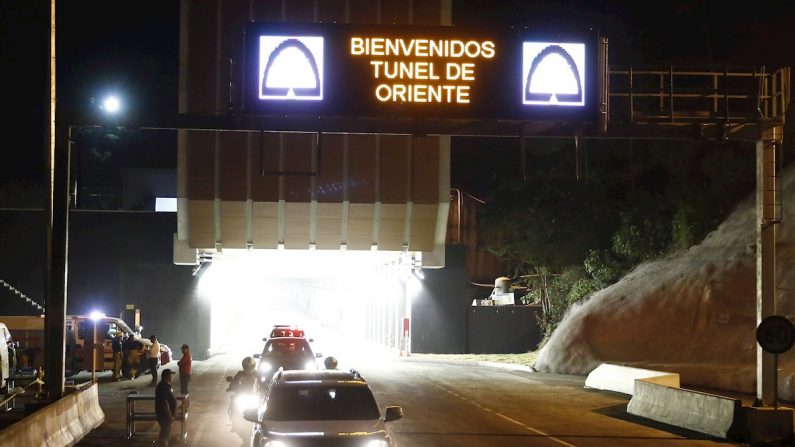 Vehículos usan por primera vez el túnel de oriente durante su inauguración este jueves en Medellín (Colombia). EFE/Luis Eduardo Noriega