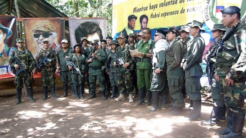 Imagen del video divulgado en internet por las FARC-EP en el que el número dos de la guerrilla colombiana de las FARC, alias "Iván Márquez", cuyo paradero se desconoce desde hace más de un año, reapareció junto con otros exlíderes de ese grupo para anunciar "una nueva etapa de lucha" armada. (EFE/FARC-EP) 