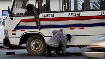 Joven peruana se fractura una vértebra cuando su autobús pasa por un bache y puede quedar paralítica