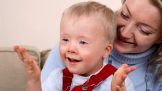 Niño con síndrome de Down conoce a su hermanito por primera vez y no puede esconder su sonrisa