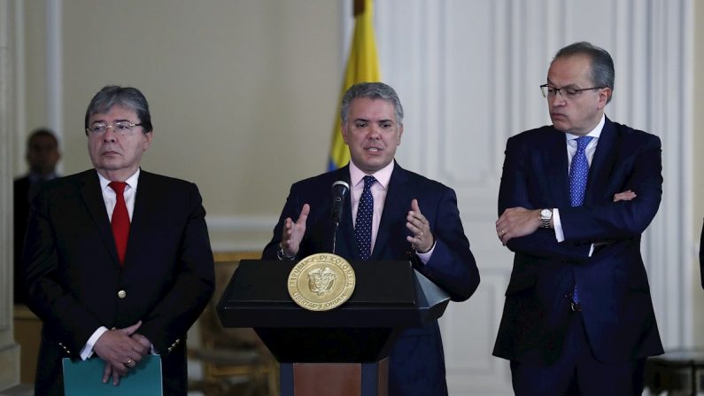 El presidente de Colombia Iván Duque (c) habla junto al canciller Carlos Holmes Trujillo (i) y el grocurador General de la Nación Fernando Carrillo (d) el 5 de agosto de 2019 en Bogotá (Colombia). (EFE/ Mauricio Dueñas Castañeda)
