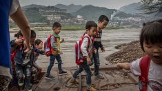 Niños cruzan peligroso río dentro de una bolsa de plástico: nada les impide llegar secos a la escuela