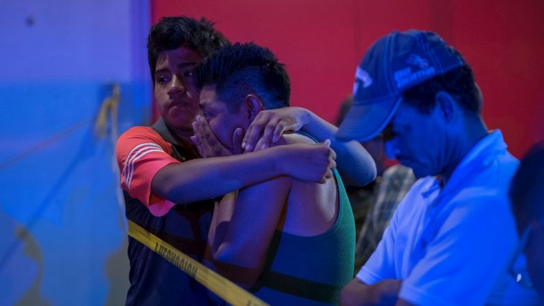 Parentes das vítimas aguardam fora do local onde pelo menos 23 pessoas morreram e 13 outras ficaram gravemente feridas ontem à noite em um suposto ataque de coquetel Molotov em um bar no estado mexicano de Veracruz.  (EFE/Ángel Hernández)