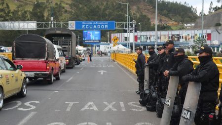 Tensa calma en frontera de Ecuador con Colombia tras bloqueo de venezolanos