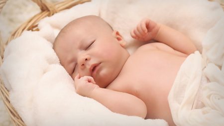 Gracioso bebé sigue durmiendo en la misma pose que en la ecografía, ¡nunca olvidó la panza de mamá!