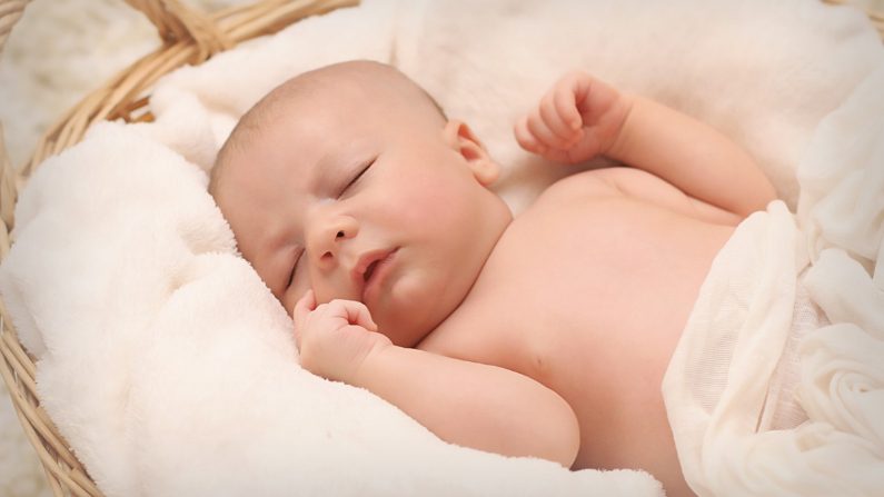 Bebé duerme con los brazos abiertos y relajados. Imagen ilustrativa. (Pexels/Pixabay)