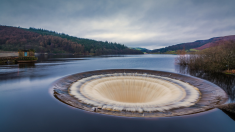 Hipnótico video de “extraño agujero” en un lago genera intriga entre los cibernautas