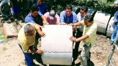 México: vecinos perforan pozo para sacar agua y horas después brota petróleo