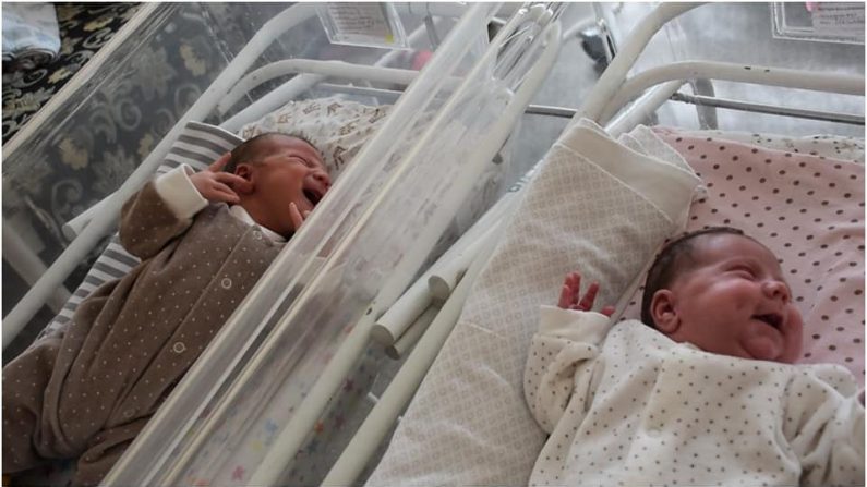 Nacen dos bebés,  sanos, Leah y Maxim, de embarazos en un útero doble en Kazajistán (Oblast de Uralsk/Ministerio de Salud de Kazajistán)