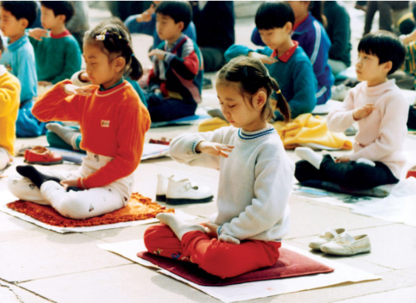 Niños practicantes de Falun Dafa
