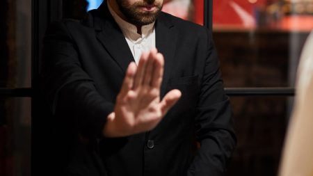 Echan a una mujer embarazada de un restaurante por la ropa que usaba, esto dijeron las redes sociales