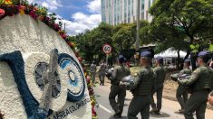 Dos militares colombianos caen al vacío en acrobacia aérea: imágenes muestran que la cuerda cedió