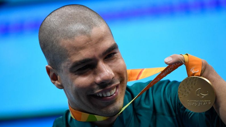 Rio de Janeiro - Brasileiro Daniel Dias leva medalha de ouro nos 200m nado livre S5 nos Jogos Paralímpicos Rio 2016, no Estádio Aquático (Fernando Frazão/Agência Brasil)