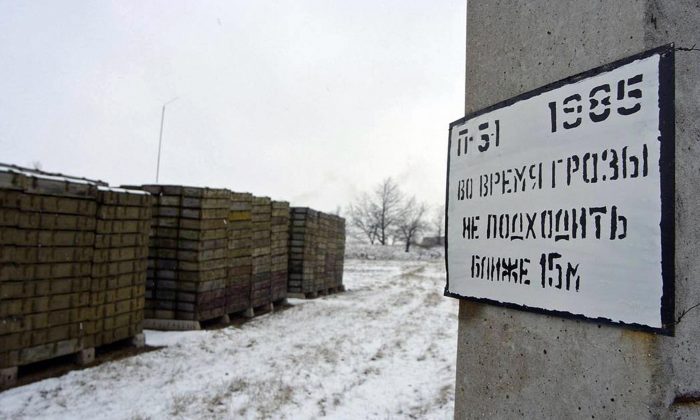 A fotografia tirada em Março de 2005 mostra caixas de munições armazenadas num depósito de munições russo ao ar livre. (Vadim Denisov/AFP/via Getty Images)