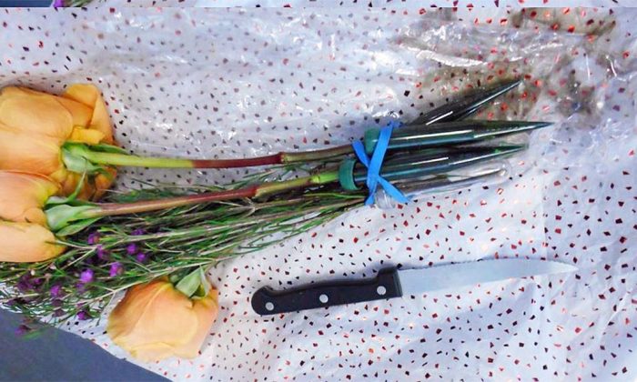 Un cuchillo fue supuestamente escondido en un ramo de flores encontrado en el Aeropuerto Internacional de Seattle-Tacoma, Washington, el 23 de julio de 2019. (Administración de Seguridad en el Transporte/Instagrama)