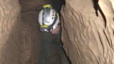 Rescatan a un hombre que quedó atrapado por 4 días entre dos rocas en una cueva