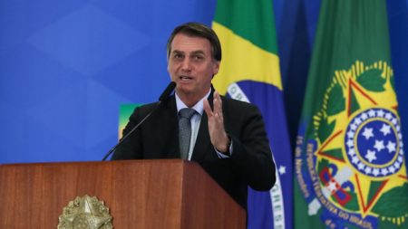 Bolsonaro rectifica y envía a su vicepresidente a investidura de Fernández