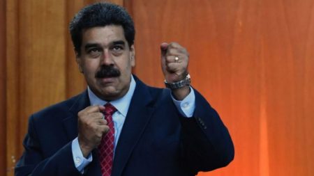 Maduro hace el ridículo al saludar a un pueblo invisible y se hace viral (video)