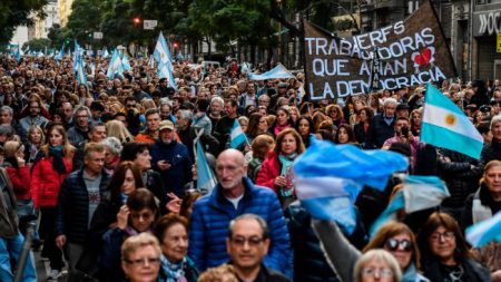 Miles de personas marcharon en apoyo a Macri con vistas a elecciones de octubre