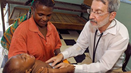 A sus 92 años pediatra brasilero sigue atendiendo a niños humildes sin cobrar por su servicio