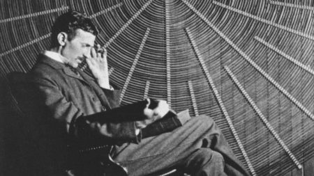 Tesla inventó el primer platillo con tecnología «extraterrestre» pero no dejaron que lo viera volar