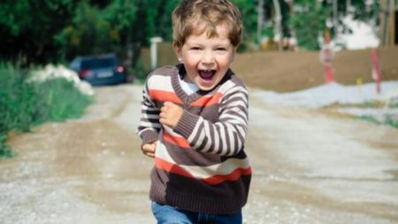 Niño argentino de 5 años vence el cáncer y la efusiva bienvenida de sus amigos al jardín es viral