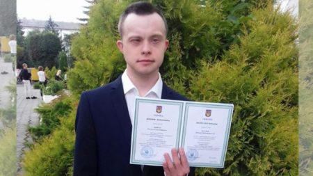 Joven con síndrome de Down hace historia al ser el primero en obtener una licenciatura en su país