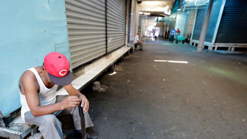 Un guardia permanece sentado junto a los puestos cerrados durante una huelga general de 24 horas en todo el país en el mercado oriental de Managua el 7 de septiembre de 2018. (INTI OCON/AFP/Getty Images)
