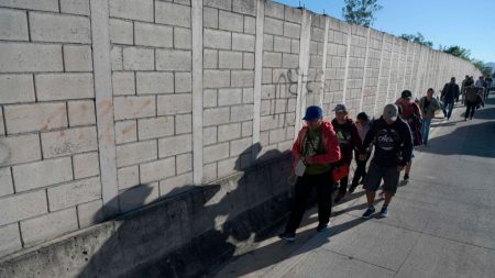 El Salvador: Detienen a banda que traficaba inmigrantes a EE.UU. y los abandonaba en el camino