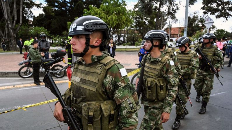 Las fuerzas de seguridad vigilan el lugar de un atentado de la guerrilla con coche bomba en una academia de policía de Bogotá el 17 de enero de 2019. (JUAN BARRETO/AFP/Getty Images)
