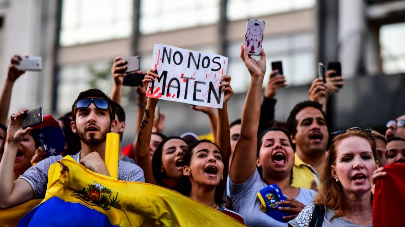Miles de venezolanos que viven en Argentina, en oposición al presidente Nicolás Maduro, realizan una manifestación en Buenos Aires el 23 de enero de 2019. (Ronaldo Schemidt/AFP/Getty Images)