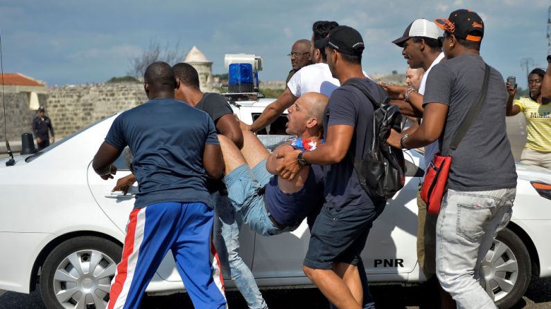 La policía cubana arresta a un manifestante en La Habana, el 11 de mayo de 2019. Foto de YAMIL LAGE/AFP/Getty Images.