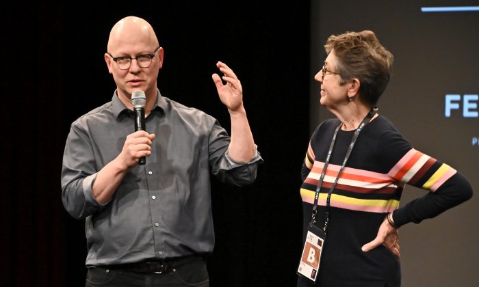 Los directores Steven Bognar y Julia Riechert participan en la sesión de preguntas y respuestas tras el estreno de “American Factory” de Netflix en el Festival de Cine de Tribeca en el Teatro SVA en la ciudad de Nueva York, el 26 de abril de 2019. (Astrid Stawiarz/Getty Images para Netflix)