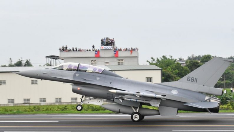 Un avión de combate F-16V de fabricación estadounidense aterriza en Changhua, en el centro de Taiwán,  durante el 35º simulacro de Han Kuang el 28 de mayo de 2019. (SAM YEH/AFP/Getty Images)
