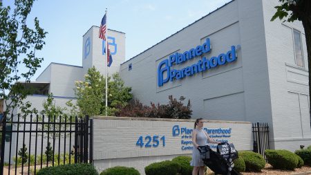 Planned Parenthood renuncia a fondos federales por nuevas reglas del gobierno de Trump