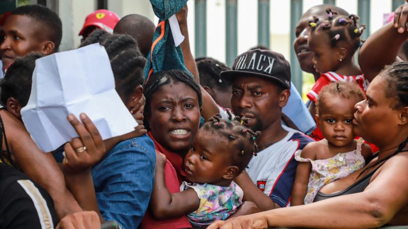 Migrantes de diferentes nacionalidades, entre ellos muchos africanos, hacen cola en el Instituto Nacional de Migración de México en Tapachula, Estado de Chiapas, México, cerca de la frontera con Guatemala, el 27 de junio de 2019. (QUETZALLI BLANCO/AFP/Getty Images)
