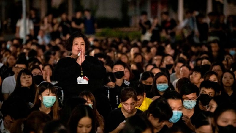 Protesta organizada por funcionarios públicos en el Distrito Central de Hong Kong el 2 de agosto de 2019, en la última oposición a una ley de extradición planeada que rápidamente se convirtió en un movimiento más amplio para las reformas democráticas. (LAUREL CHOR/AFP/Getty Images)

