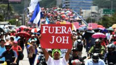 Hondureños salen por segundo día a calles para exigir renuncia del presidente