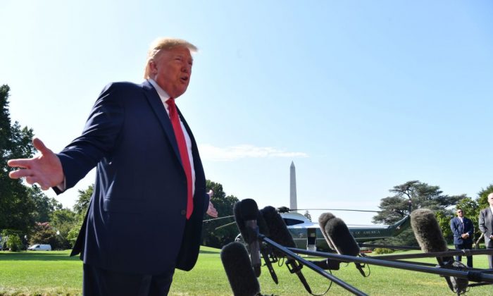 El presidente de Estados Unidos, Donald Trump, habla a la prensa en el jardín sur de la Casa Blanca antes de partir en Washington, DC, el 9 de agosto de 2019 (NICHOLAS KAMM/AFP/Getty Images).