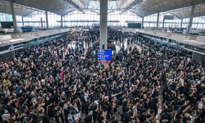 Manifestantes ocupan la sala de salidas del Aeropuerto Internacional de Hong Kong durante una manifestación el 12 de agosto de 2019. (Anthony Kwan/Getty Images)