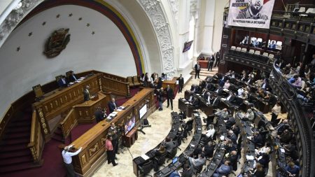 Diputado venezolano dice que Maduro ofrece 1 millón de dólares a quienes voten en contra de Guaidó