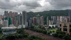 Manifestantes de Hong Kong responden este domingo a Beijing con una masiva protesta pacífica