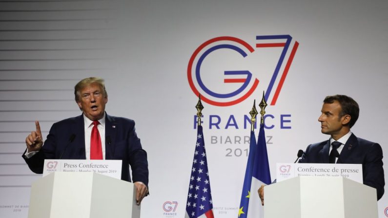 El presidente de Estados Unidos, Donald Trump (izq.), junto al presidente francés Emmanuel Macron durante una conferencia de prensa conjunta en Biarritz, suroeste de Francia, el 26 de agosto de 2019, en el tercer día de la Cumbre anual del G7, a la que asistieron los líderes de las siete democracias más ricas del mundo, Gran Bretaña, Canadá, Francia, Alemania, Italia, Japón y Estados Unidos. (LUDOVIC MARIN/AFP/Getty Images)