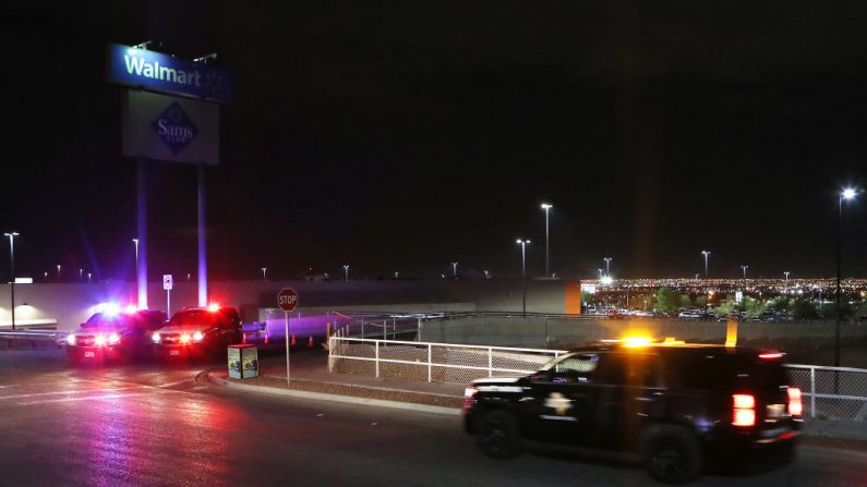 La policía vigila las afueras de Walmart cerca de la escena del tiroteo masivo que dejó  22 personas muertas el 3 de agosto de 2019 en El Paso, Texas.(Foto de Mario Tama/Getty Images)