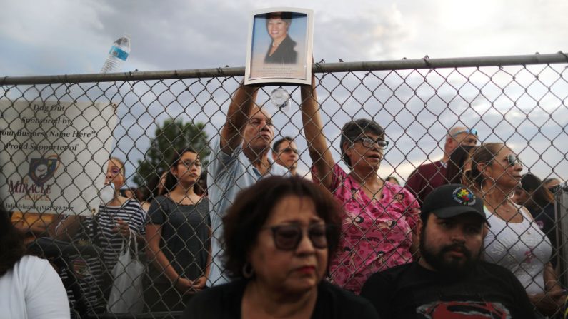 Una foto (arriba) de Elsa Mendoza Márquez, una maestra mexicana de Ciudad Juárez que fue asesinada en el tiroteo, es sostenida durante una vigilia interreligiosa por las víctimas de un tiroteo masivo, que dejó por lo menos 20 personas muertas, el 4 de agosto de 2019 en El Paso, Texas. (Mario Tama/Getty Images)

