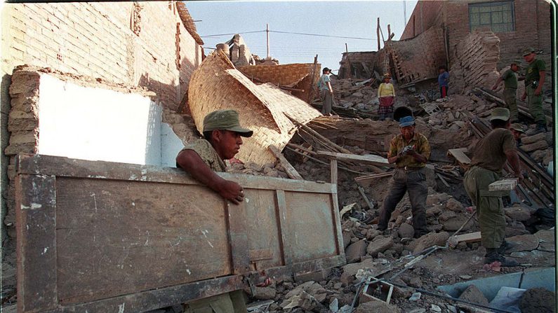 Imagen de archivo de los efectos de un terremoto en Perú ocurrido el 23 de junio de 2001 en Tacna. Getty Images)