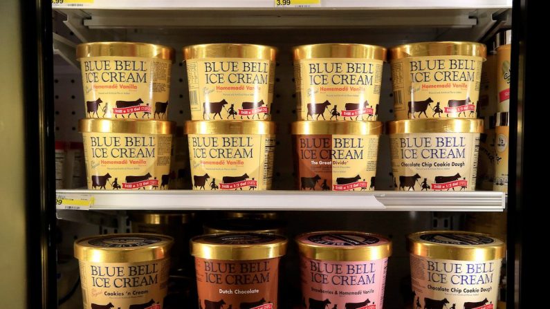 La marca de helados Blue Bell Ice Cream en los estantes de una tienda de comestibles en Overland Park, Kansas, el 21 de abril de 2015. (Jamie Squire/Getty Images)