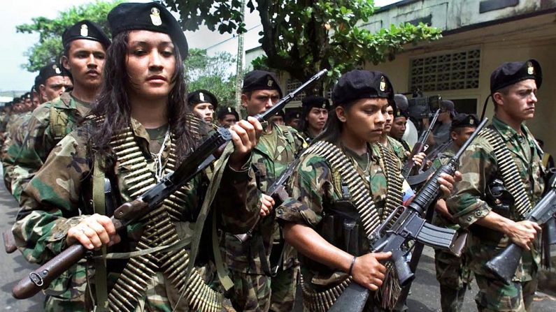 Guerrillas de las Fuerzas Armadas Revolucionarias Marxistas de Colombia (FARC) el 07 de febrero de 2001 en San Vicente. (LUIS ACOSTA/AFP/Getty Images)